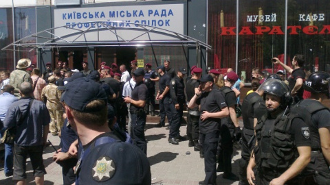 КМДА розпочала підготовку до демонтажу надбудови над будівлею Будинку профспілок. Фото: kyiv.npu.gov.ua