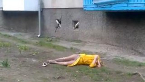 Женщина не рассчитала свои силы и упала.