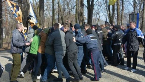 Активісти "Громадянського корпусу" і "Свободи" не пустили прихильники Медведчука на могилу Шевченка. Фото: provce.ck.ua