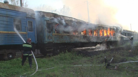 Ще сім вагонів вдалося врятувати. Фото: viv.dsns.gov.ua