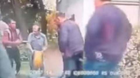 Відео, на якому охоронець Яроша отримав битою по голові від таксиста. Скріншот youtube.com/watch?v=6cDwDMeEqGc
