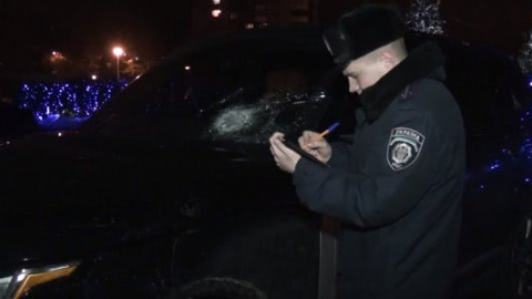 В автомобілі нардепа розбили скло. Фото: скріншот YouTube