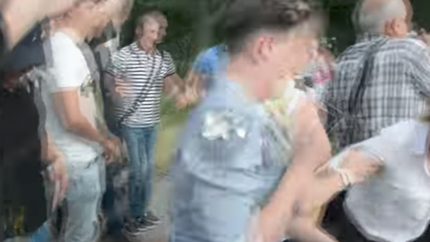 У Савченко прилетіли яйця під час бійки. Скріншот відео