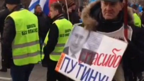 У Москві починається хода за єдність. Люди принесли таблички "Спасибі Путіну" і "Твереза Росія"