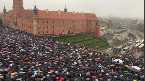 На головних площах міст Польщі збираються десятки тисяч людей. Фото: @Dobzs