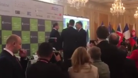 Порошенко піднявся на сцену і обійняв Гройсмана. Скріншот Радіо Свобода