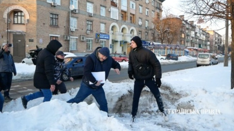 На виході з суду Крисіну влаштували "коридор ганьби"