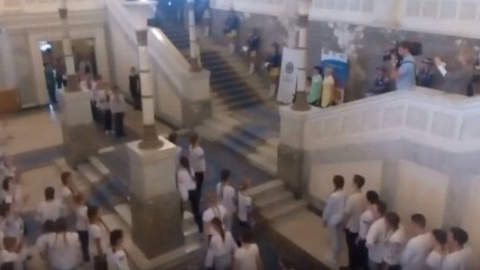 Діти у вишиванках танцювали у Верховній Раді