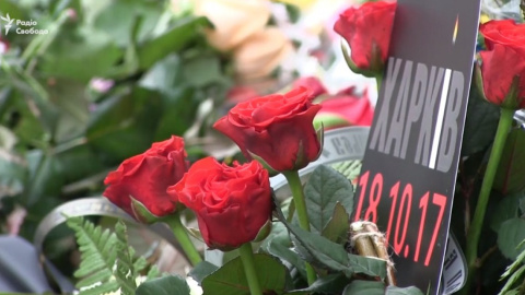 У Харкові на місце трагедії масово несуть квіти в пам'ять про загиблих