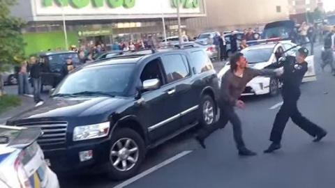 Скріншот відео. Бійка з поліцейськими на Позняках