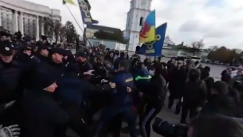 Бійка на марші за легалайз. Скріншот відео