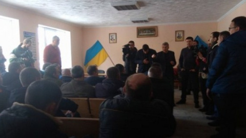 Депутати побилися з охоронцями офісу перевізника через зарплати. Фото: zaxid.net