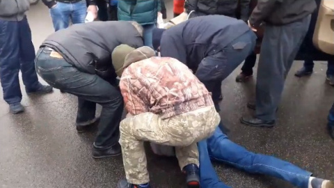 У Києві побили "героя паркування" на Лук'янівці, який перегородив дорогу трамваям і автомобілям