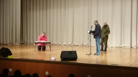 Охлобистін на колінах. Скріншот відео