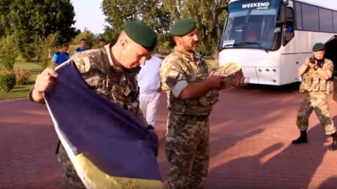 Они передали игрокам сборной Украины государственный флаг, под которым получено немало побед. Фото: скриншот видео