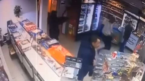 Сын депутата и еще один соучастник совершили разбойное нападение на продуктовый магазин "Праздничный". Скриншот видео The Insider Ukraine
