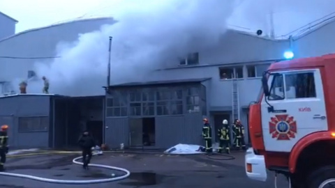 У Києві загасили масштабну пожежу на території виробництва