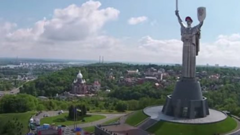 Відео дня: Київ в День пам'яті і примирення показали з висоти пташиного польоту