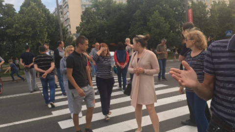 У Дарницькому районі Києва жителі перекрили дорогу: вимагають світла і води