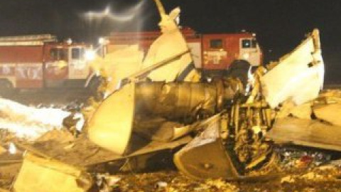 Горящие обломки лайнера разбросало на площади в 250 тысяч квадратных метров.