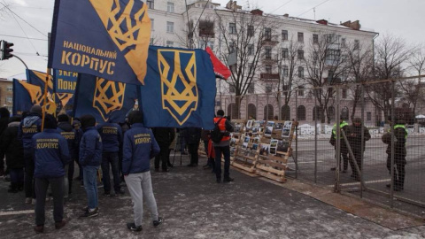 Журналісти можуть пройти на територію перед посольством за металевою огорожею. Фото: facebook.com/nationalcorpskyiv