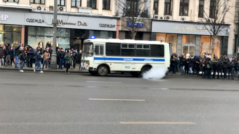Політика відвезли у відділок. Фото: twitter.com/navalny