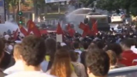 Протесты продолжаются третий день. Cкриншот видео с guardian.co.uk