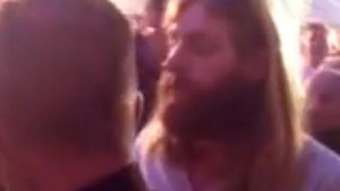 Когда он уходил, разбушевавшаяся толпа пела песню "Встань, если ты любишь Иисуса".