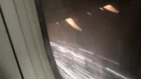 Пассажиры самолета удалось снять происходящее внутри салона на видео. Фото: скриншот с видеоролика на YouTube.