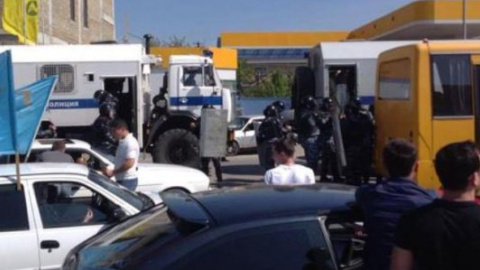 В Сімферополі ОМОН оточив пам'ятний автопробіг кримських татар: 60 затриманих