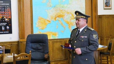 Полторак раздавал наградные пистолеты судьям, военным прокурорам, кумовьям и бизнес-партнерам президента, - СМИ