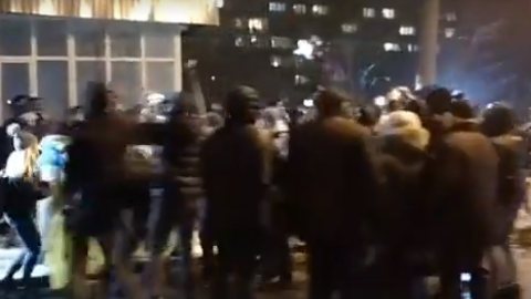 У Києві сталися сутички між мітингувальниками і правоохоронцями, запалили фаєри і димові шашки