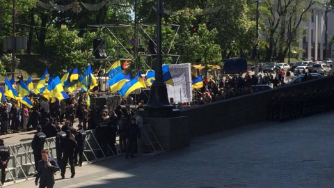 Мітингувальники встановили сцену біля будівлі Кабміну