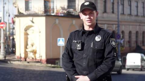 Привітання поліцейських. Скріншот відео