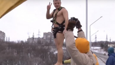 Запорізькі екстремали скупалися на Водохреща, стрибаючи з моста