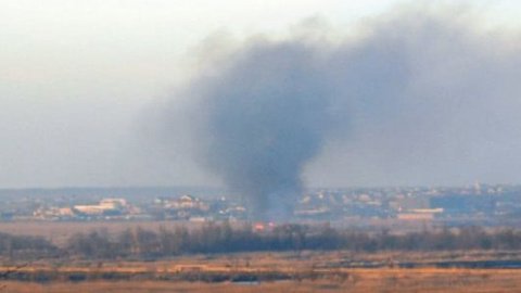 В Одессе крупный пожар: горит 2 гектара камыша