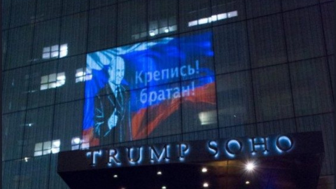 На отеле Трампа в Нью-Йорке показали Путина с флагом РФ. Фото: twitter.com/bellvisuals