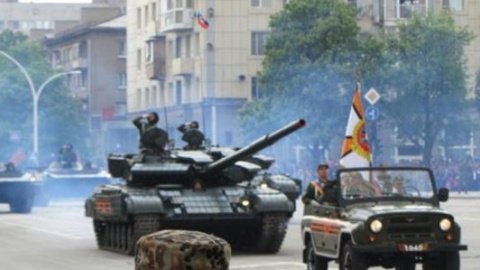 ​Луганські окупанти на чолі з Плотніцьким провели парад перемоги над німецькими окупантами