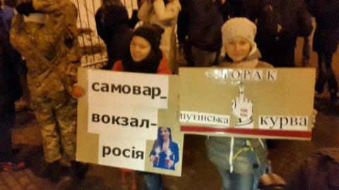 50 активістів пікетують палац "Україна" з вимогою скасувати концерт Ані Лорак