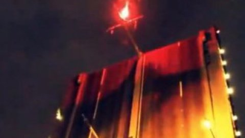 Техническим службам пришлось приостановить навигацию по реке и свести мост обратно. Фото: скрин с youtube.com