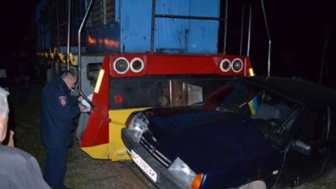 ​ВАЗ заехал под поезд в Волынской области