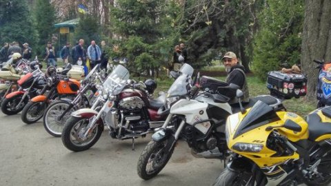 Відео дня: столичні байкери з'їздили на пікнік у військовий госпіталь