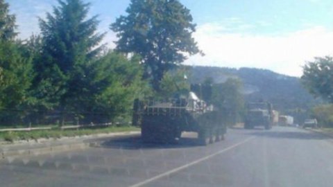 У бік Мукачевого прямує колона військової техніки