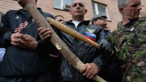 Сепаратисты с "коктейлями Молотова" пытались захватить военкомат в Луганске. Взяли заложников