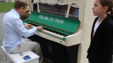 Установка музыкальных инструментов прошла в рамках проекта Play me, I'm yours. Фото: скрин с youtube.com