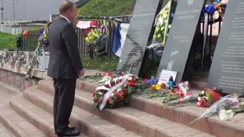 Відео дня: прем'єр Данії Расмуссен вшанував пам'ять Небесної Сотні на Інститутській