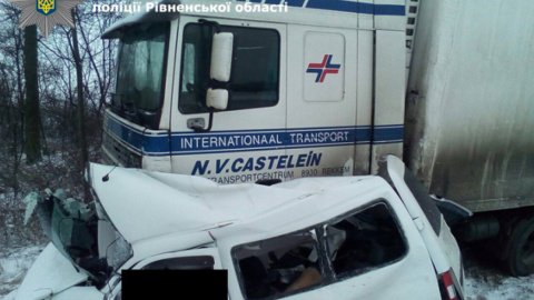 Загинули водій і пасажир "PEUGEOT". Фото: npu.gov.ua