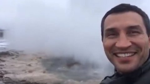 ​Кличко сделал селфи на фоне извергающегося гейзера