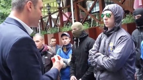 ​Кличко попросил азовцев снять маски