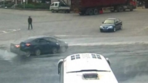 У Бразилії автомобіль протаранив офіс